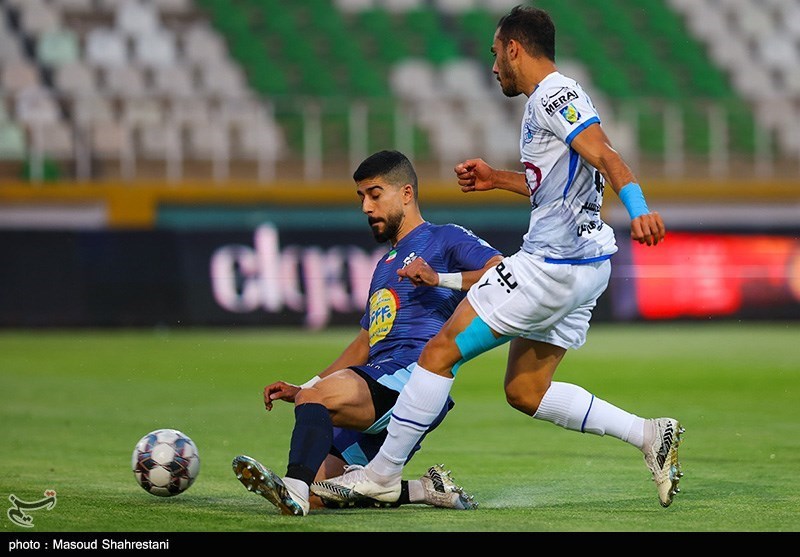 لیگ برتر فوتبال , تیم فوتبال پرسپولیس , تیم فوتبال استقلال , تیم فوتبال صنعت نفت آبادان , تیم فوتبال پیکان تهران , تیم فوتبال سپاهان اصفهان , 