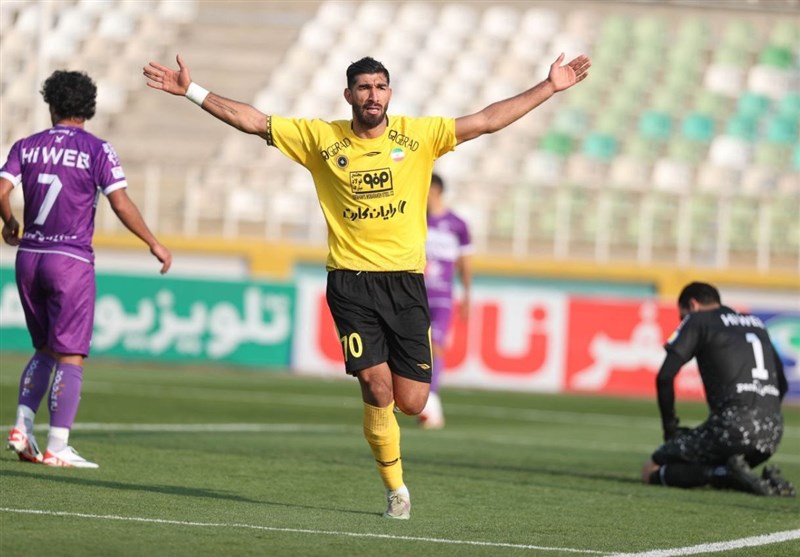 لیگ برتر فوتبال , تیم فوتبال پرسپولیس , تیم فوتبال استقلال , تیم فوتبال صنعت نفت آبادان , تیم فوتبال پیکان تهران , تیم فوتبال سپاهان اصفهان , 